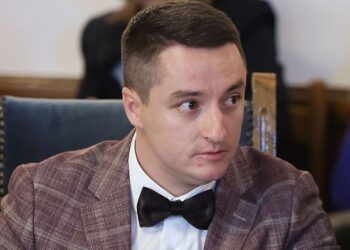Явор Божанков остро критикува Асен Василев.