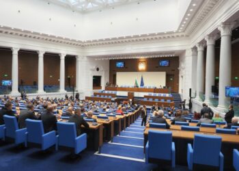Заплатите на народните представители замръзват? Да, но не – увеличиха се с 2/3.