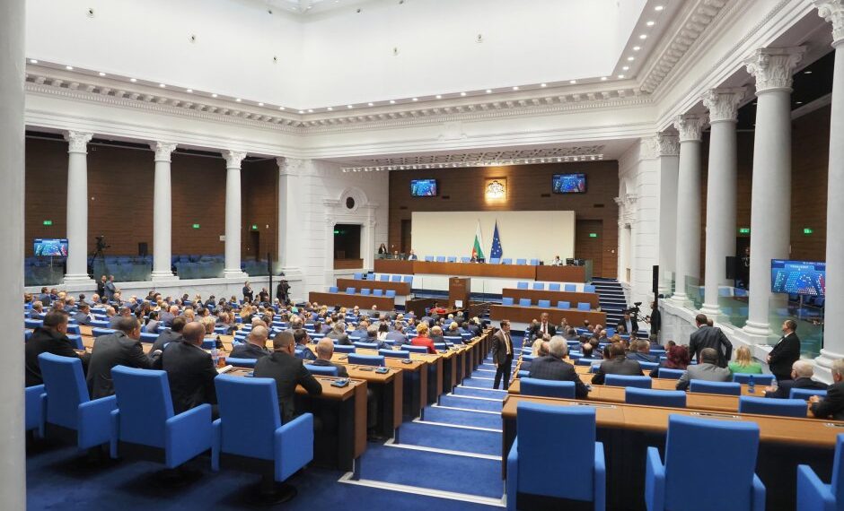 Заплатите на народните представители замръзват? Да, но не – увеличиха се с 2/3.