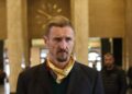 Димо Алексиев изпълнява в метрото за пари.