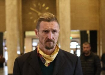 Димо Алексиев изпълнява в метрото за пари.