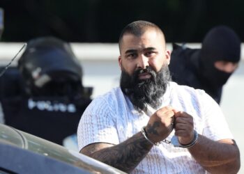 Красивият принц и Калашников укриха злато, наркотици и пари преди полицейската акция.