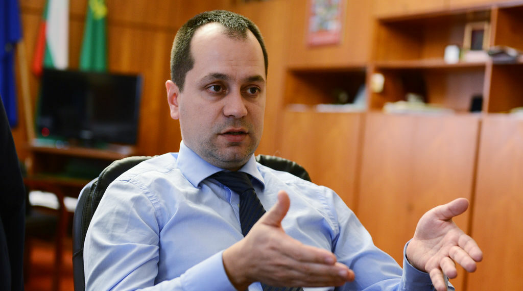 Кметът на Враца Калин Каменов бъде призован в съда за груба измама с луксозни SUVs на стойност 340 000 лв.