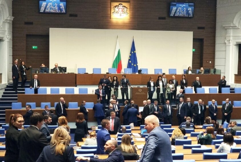 Парламентът е глобен с €107 500 за конфискация.