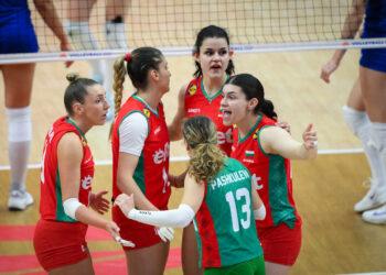 Браво, български девойки! Извоювахме трудна победа – 3:2 срещу Украйна.