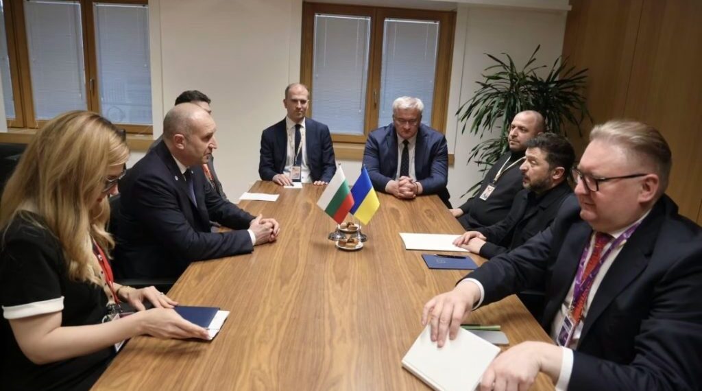 Зеленски и Румен Радев разгледаха въпросите на енергийната сигурност и партньорството в Брюксел